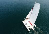 trimaran d'en haut mât voile à latte principale